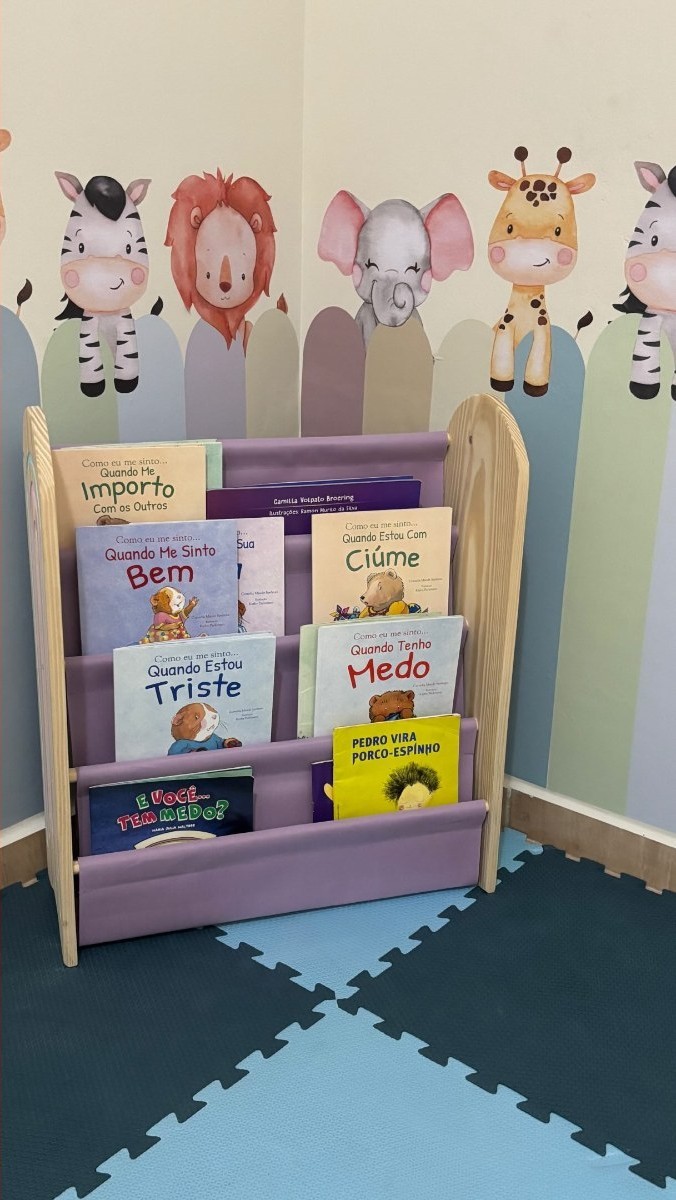Estante de livros infantis